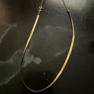 Sleek Gold Necklace with Modern Design